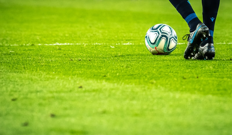 Balón de fútbol en estadio